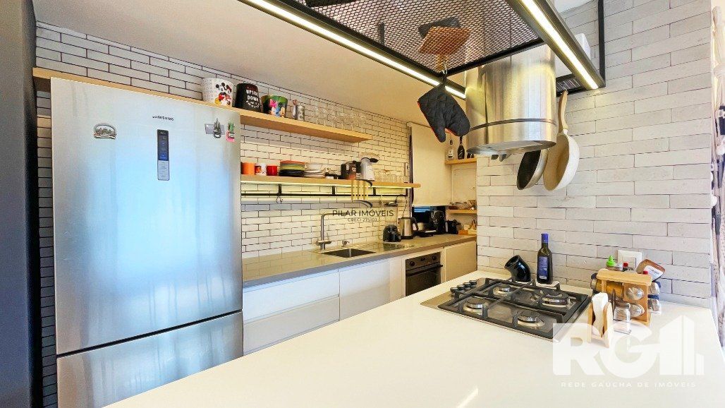 Apartamento de 72 m2 para alugar com 1 suíte, banheiro social com depósito e 2 vagas, finamente mobiliado e decorado.