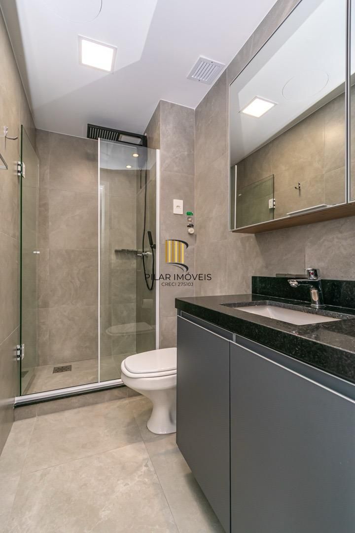 Loft de alto padrão construtivo no bairro Moinhos de Vento, planta de 29,60 m2 privativos com porcelanato, forro em gesso e aberturas em alumínio com vidros duplos.
