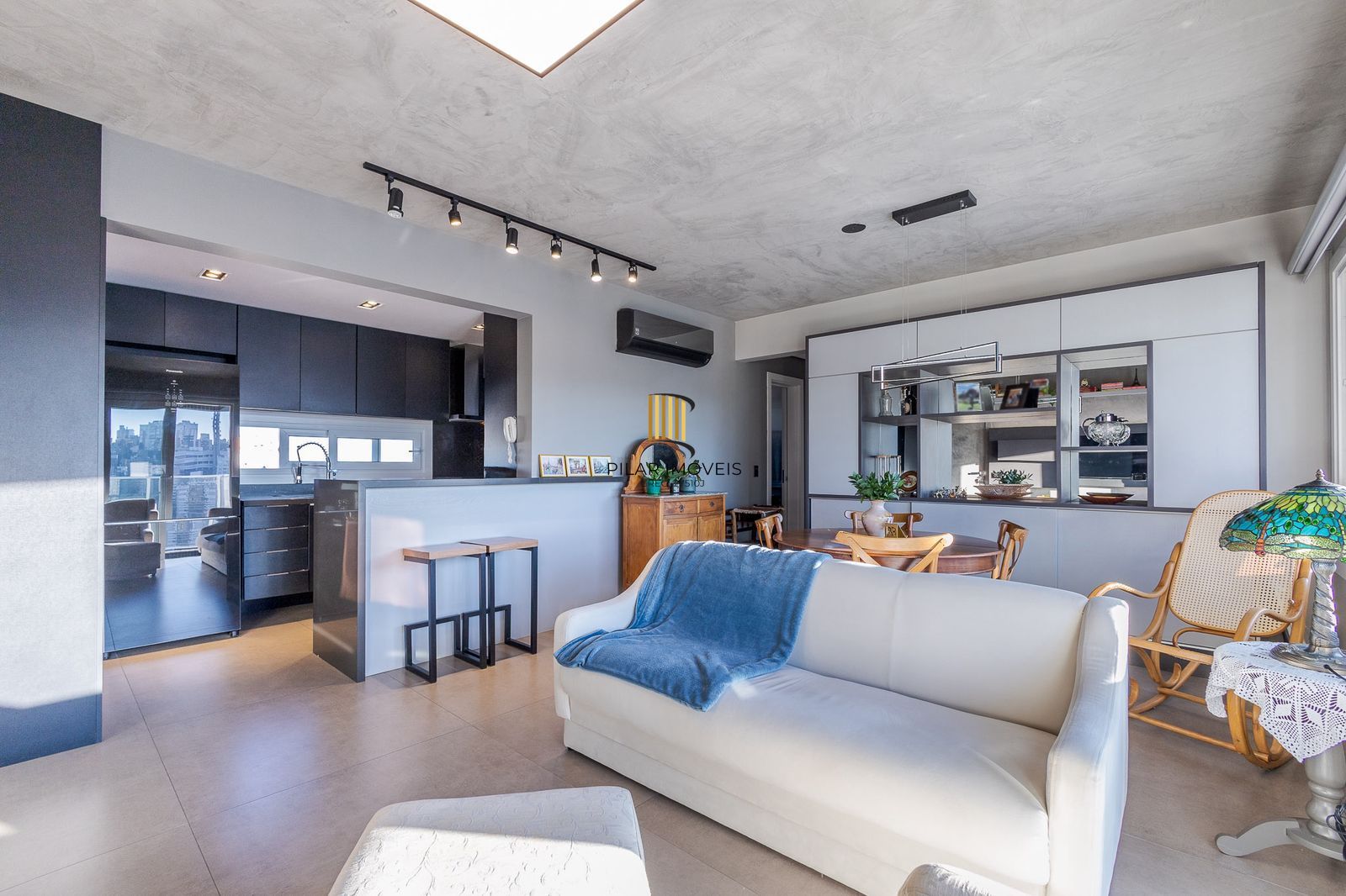 Próximo a Praça da Encol vende-se apartamento mobiliado sendo  2 dormitórios (1 suíte) e 2 vagas no Petrópolis andar alto com vista definida