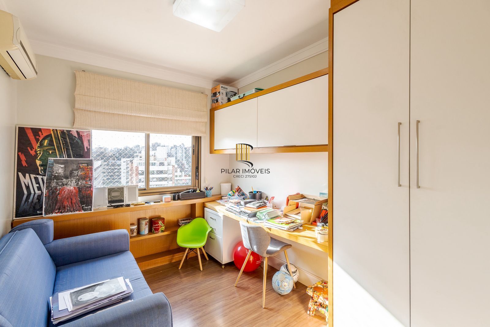 Andar alto, sol e vista definida são ponto forte deste belíssimo apartamento à venda de 3 dorm e 2 vagas indiv. cobertas no Rio Branco