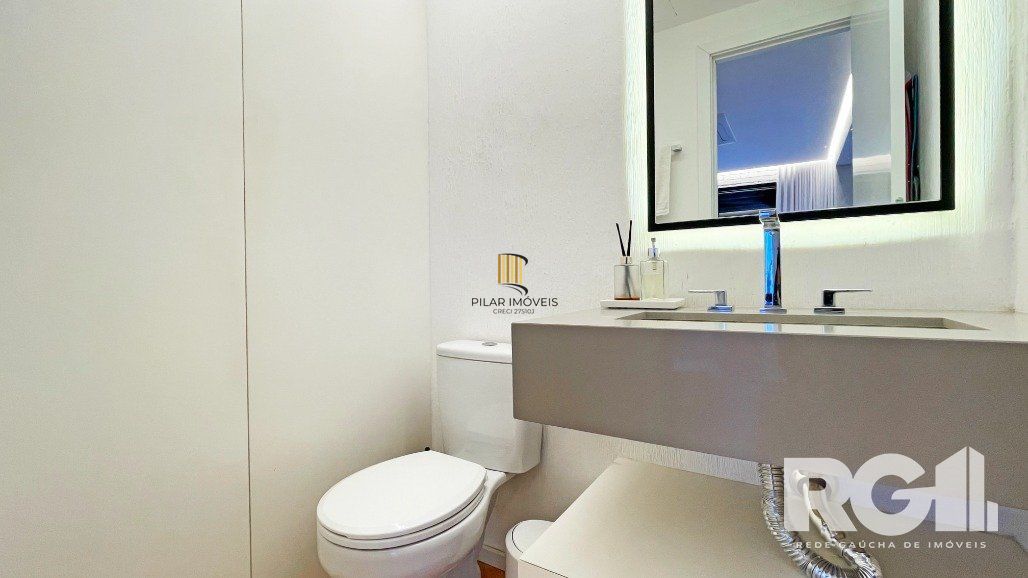 Apartamento de 72 m2 para alugar com 1 suíte, banheiro social com depósito e 2 vagas, finamente mobiliado e decorado.
