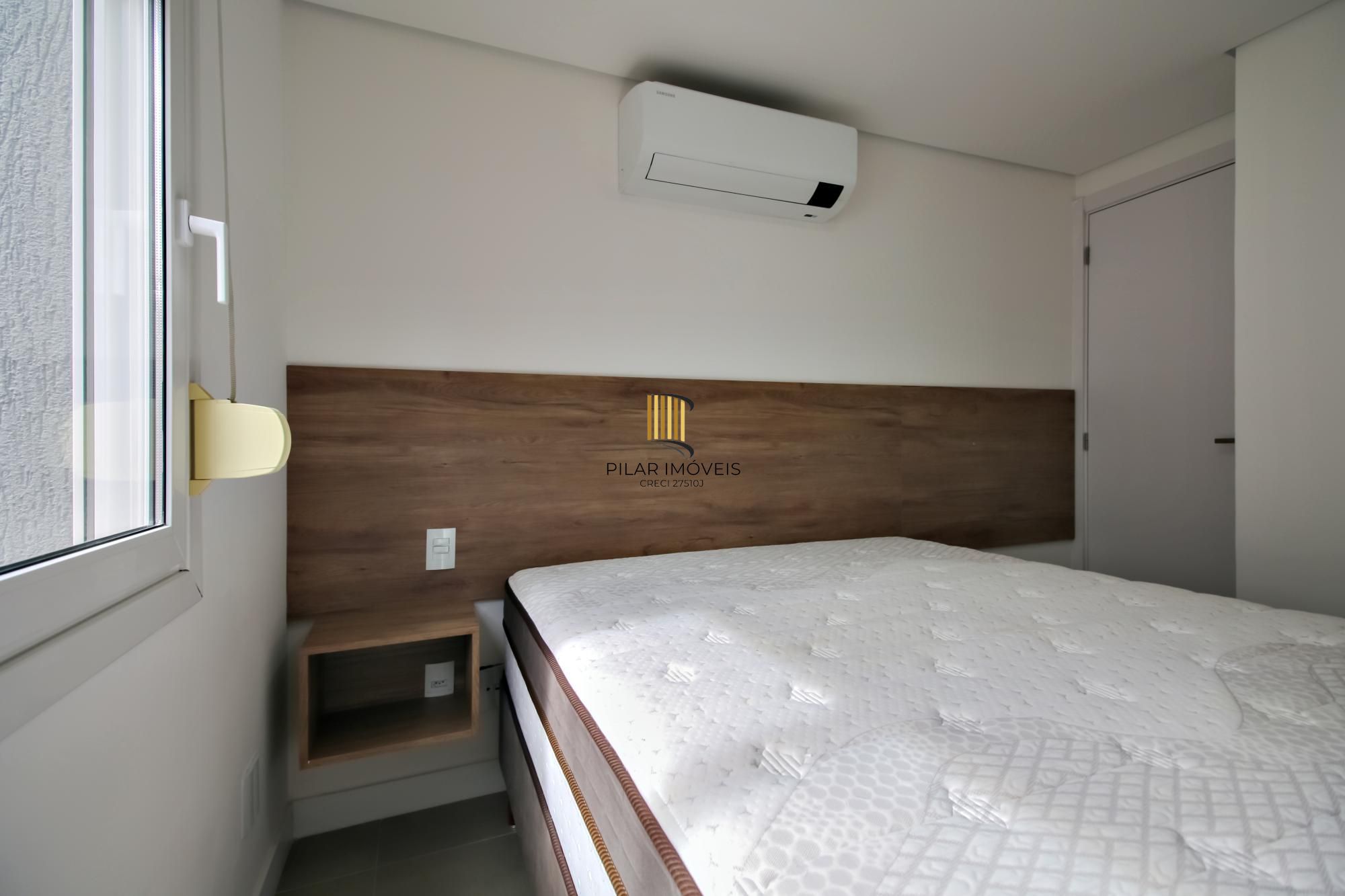 Apartamento decorado de 1 dormitório com vaga no bairro Petrópolis.