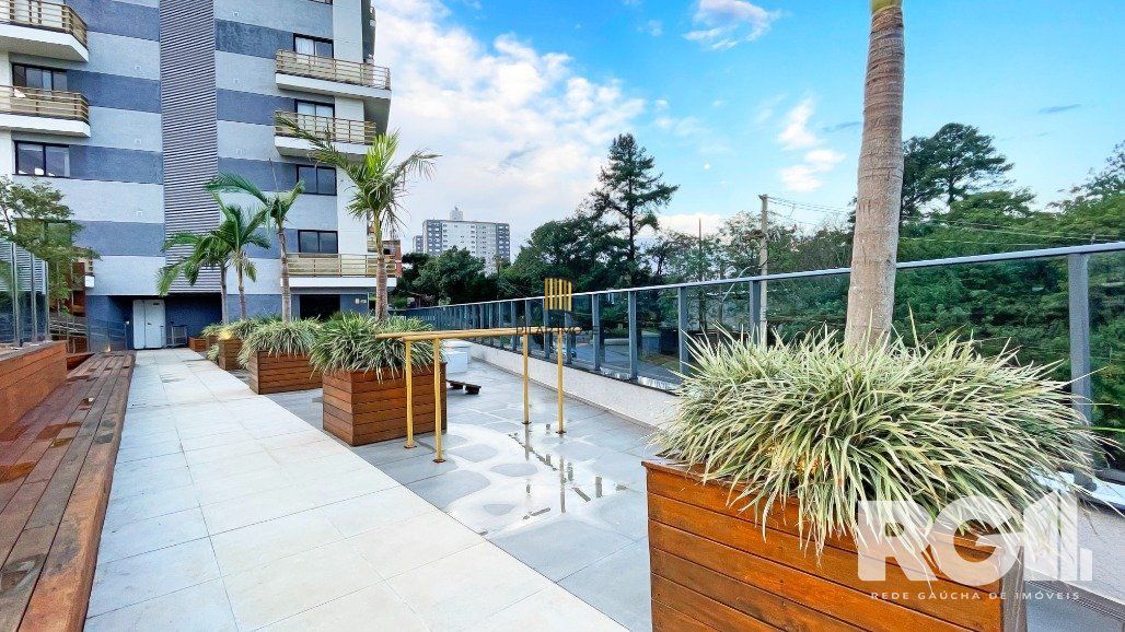 Apartamento de 72 m2 para alugar com 1 suíte, banheiro social com depósito e 2 vagas, finamente mobiliado e decorado.