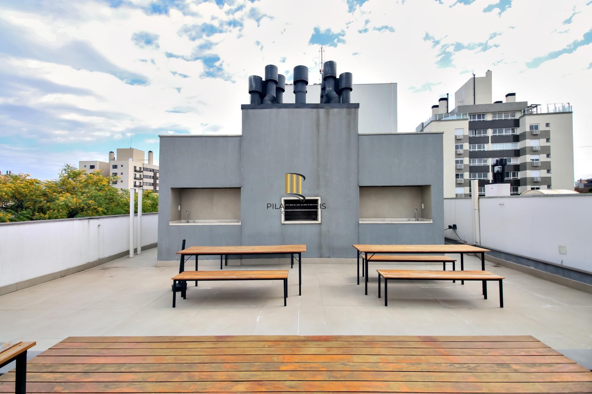 Apartamento decorado de 1 dormitório com vaga no bairro Petrópolis.
