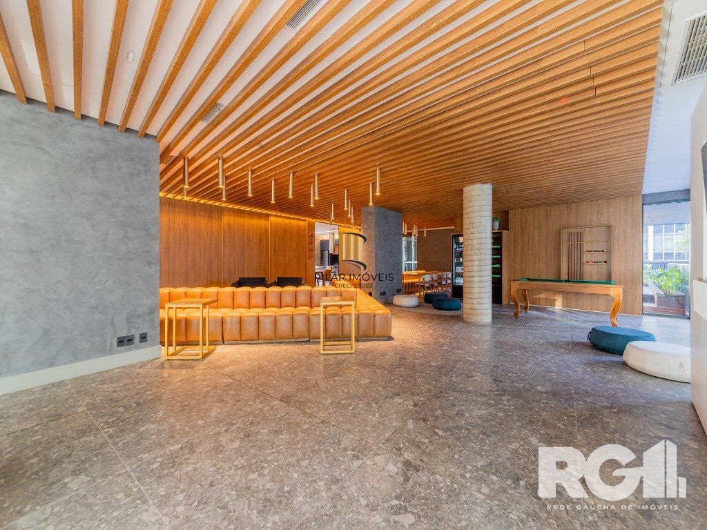 Loft de alto padrão construtivo no bairro Moinhos de Vento, planta de 29,60 m2 privativos com porcelanato, forro em gesso e aberturas em alumínio com vidros duplos.