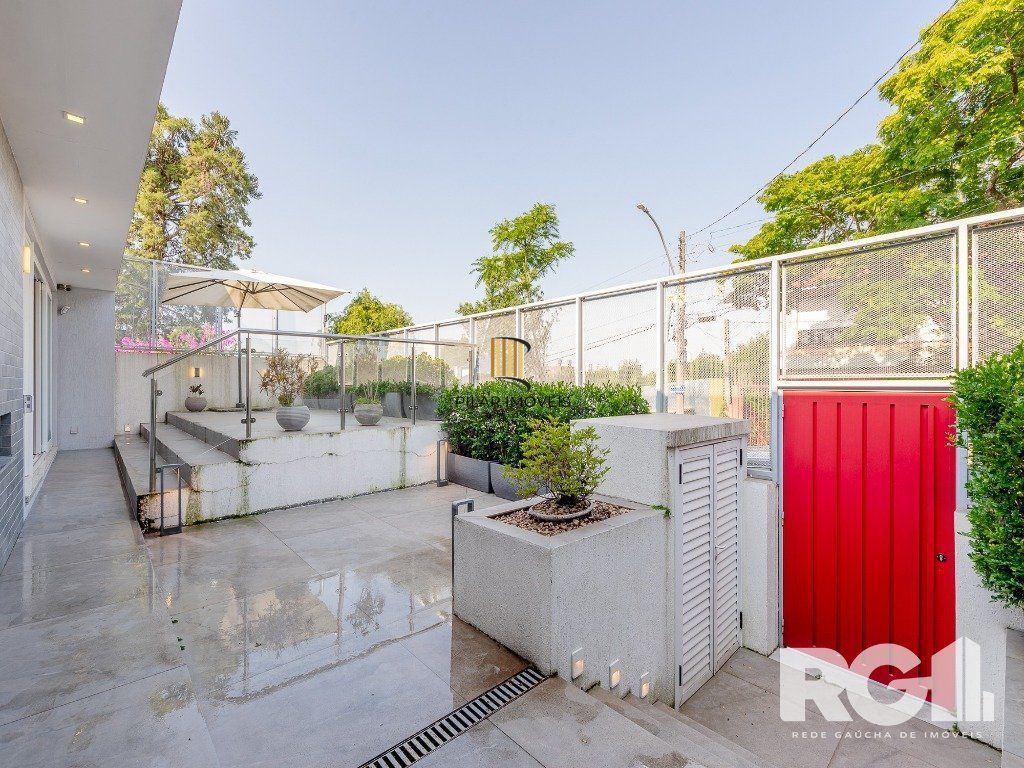 Espetacular casa nova à venda no bairro Três Figueiras!  3 suítes, 3 vagas, Generoso espaço gourmet com vista para a varanda, bem ensolarado.