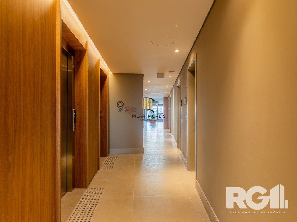 Loft de alto padrão construtivo no bairro Moinhos de Vento, planta de 29,60 m2 privativos com porcelanato, forro em gesso e aberturas em alumínio com vidros duplos.