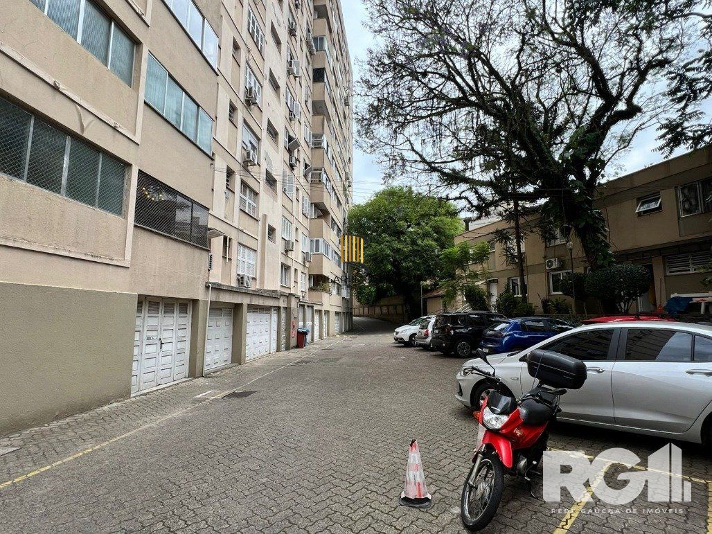 Loja térrea em condomínio de 45 m2 com vaga para alugar no bairro Floresta.