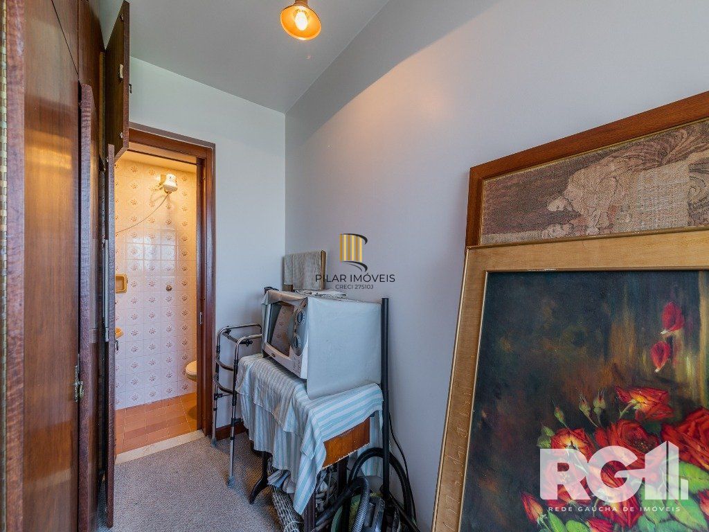 Apartamento clássico no bairro Rio Branco, 3 dormitórios, 1 suíte com closet e 2 vagas.