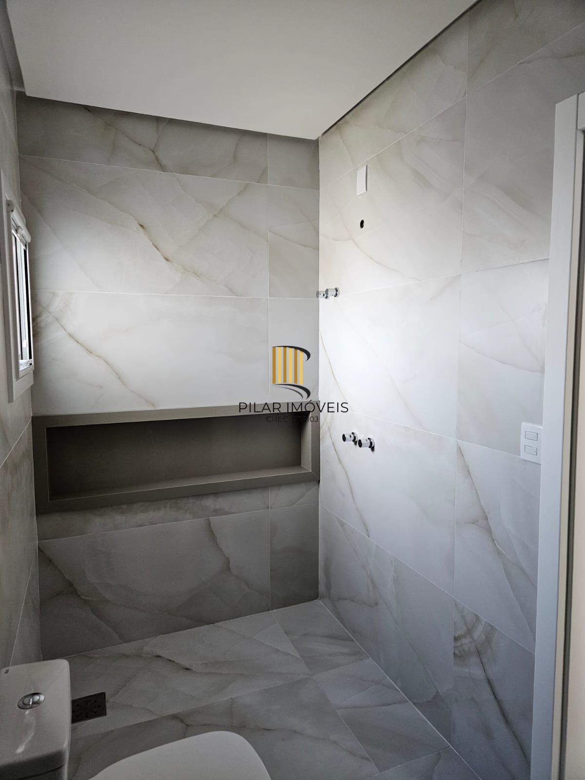 Casa em condomínio fechado com 178 m2 com 3 dormitórios sendo 1 suíte e 4 vagas.