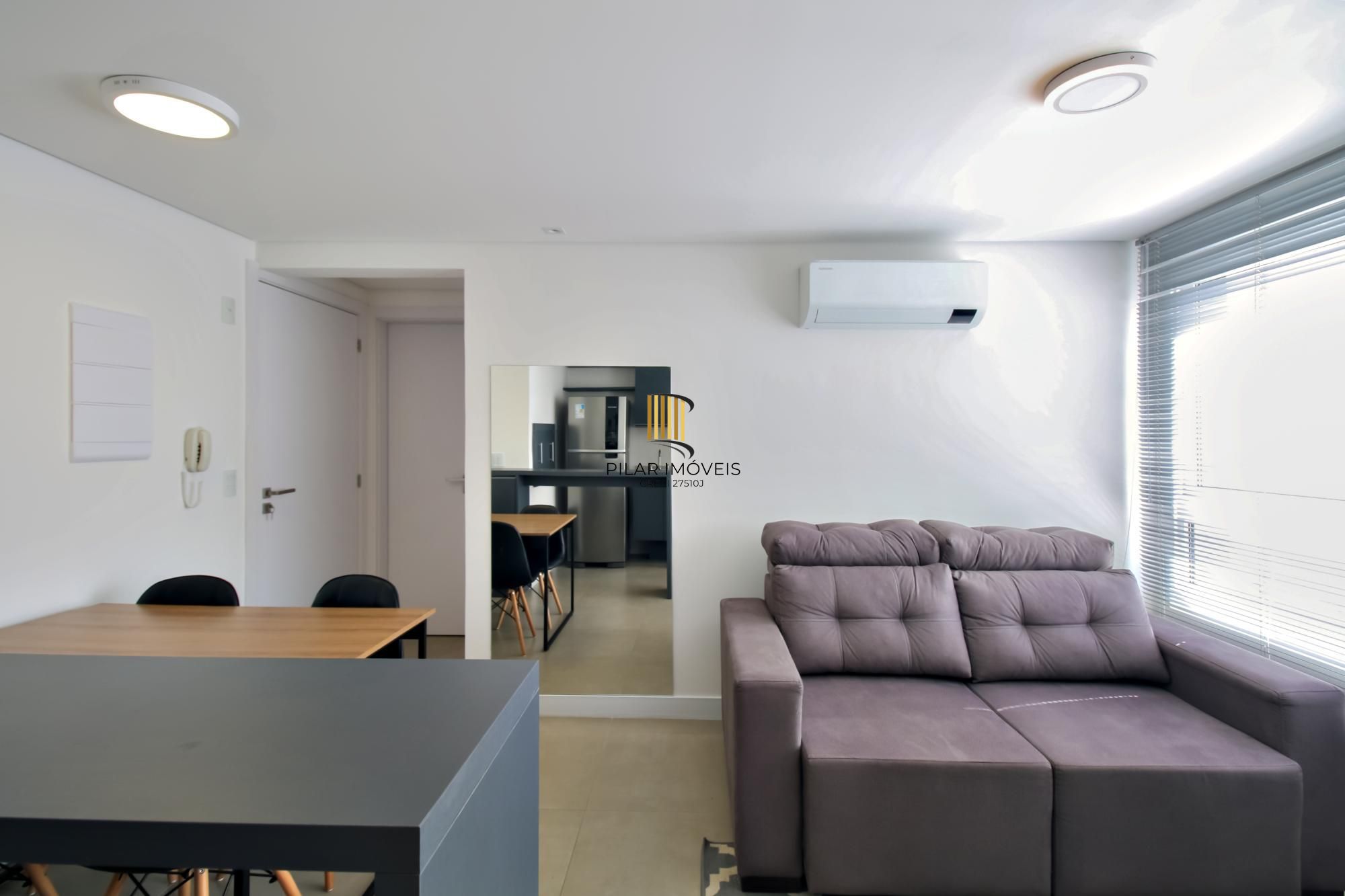 Apartamento decorado de 1 dormitório com vaga no bairro Petrópolis.