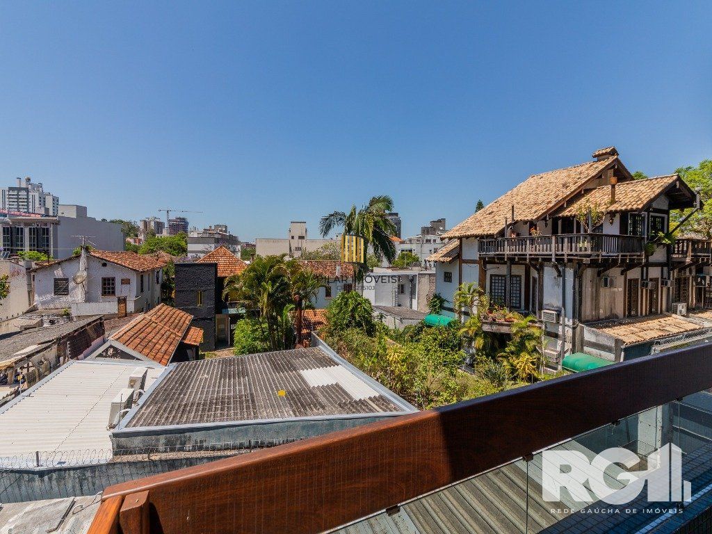 Apartamento clássico no bairro Rio Branco, 3 dormitórios, 1 suíte com closet e 2 vagas.