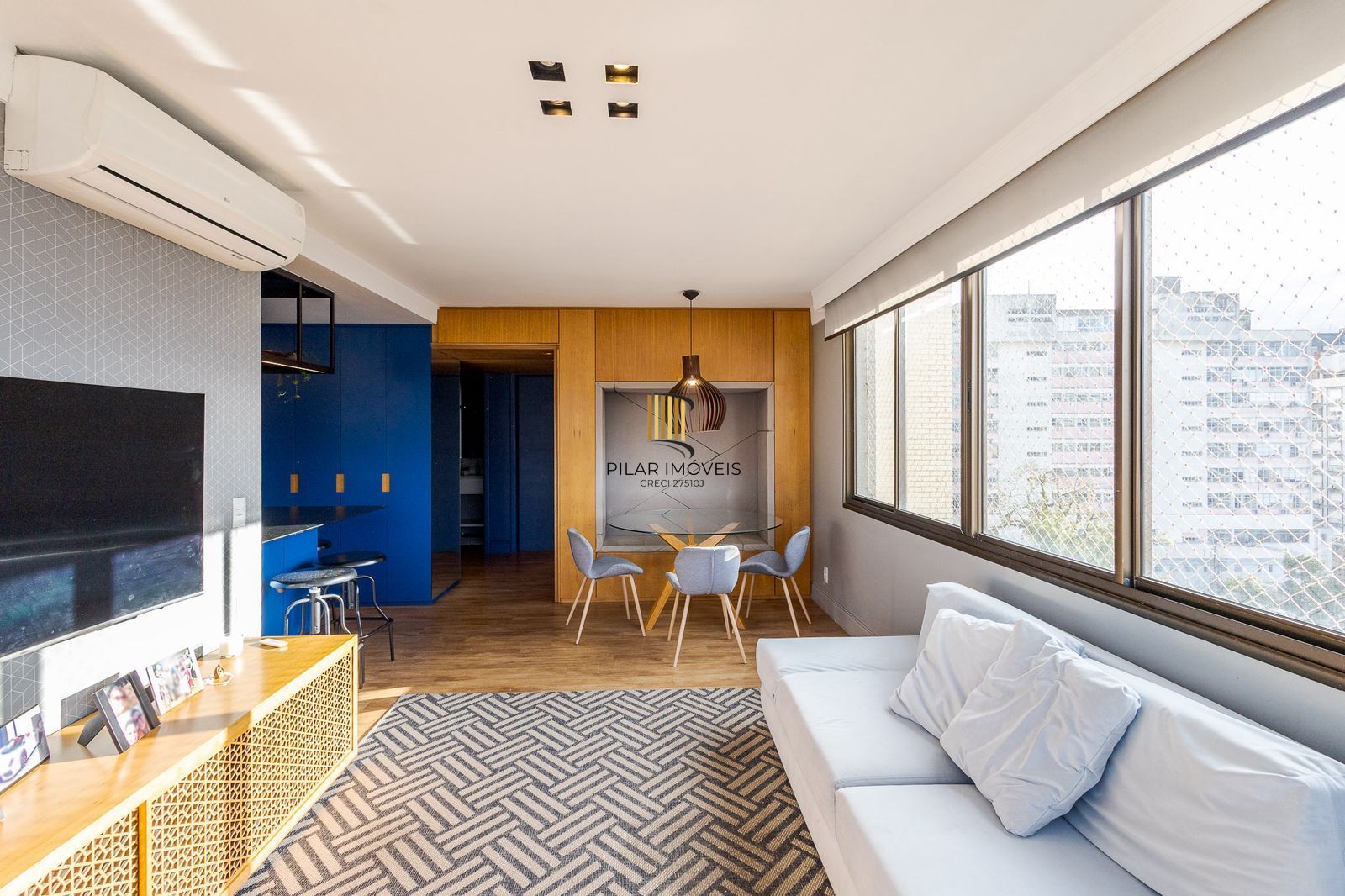 Andar alto, sol e vista definida são ponto forte deste belíssimo apartamento à venda de 3 dorm e 2 vagas indiv. cobertas no Rio Branco