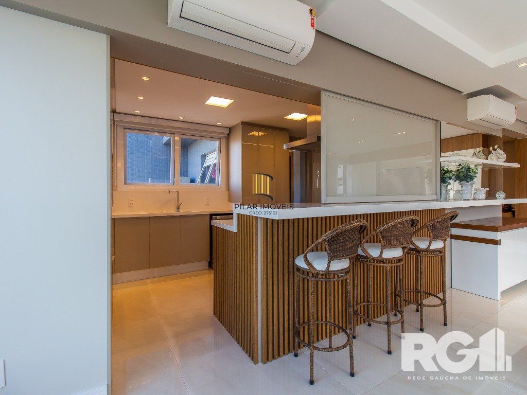 Belíssimo apartamento todo decorado por arquiteto. Apartamento com 170 m2, 3 suítes, sendo 1 suíte máster no bairro Petrópolis.