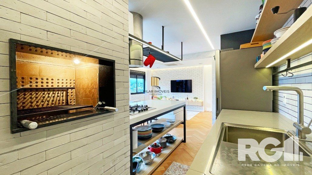 Apartamento de 72 m2 para alugar com 1 suíte, banheiro social com depósito e 2 vagas, finamente mobiliado e decorado.
