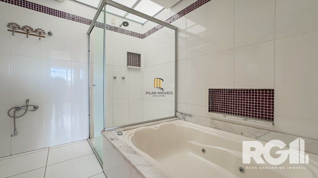 Linda casa de 282 m2 com 4 dormitórios, sendo 3 suítes e a suíte master no Chácara das Pedras.