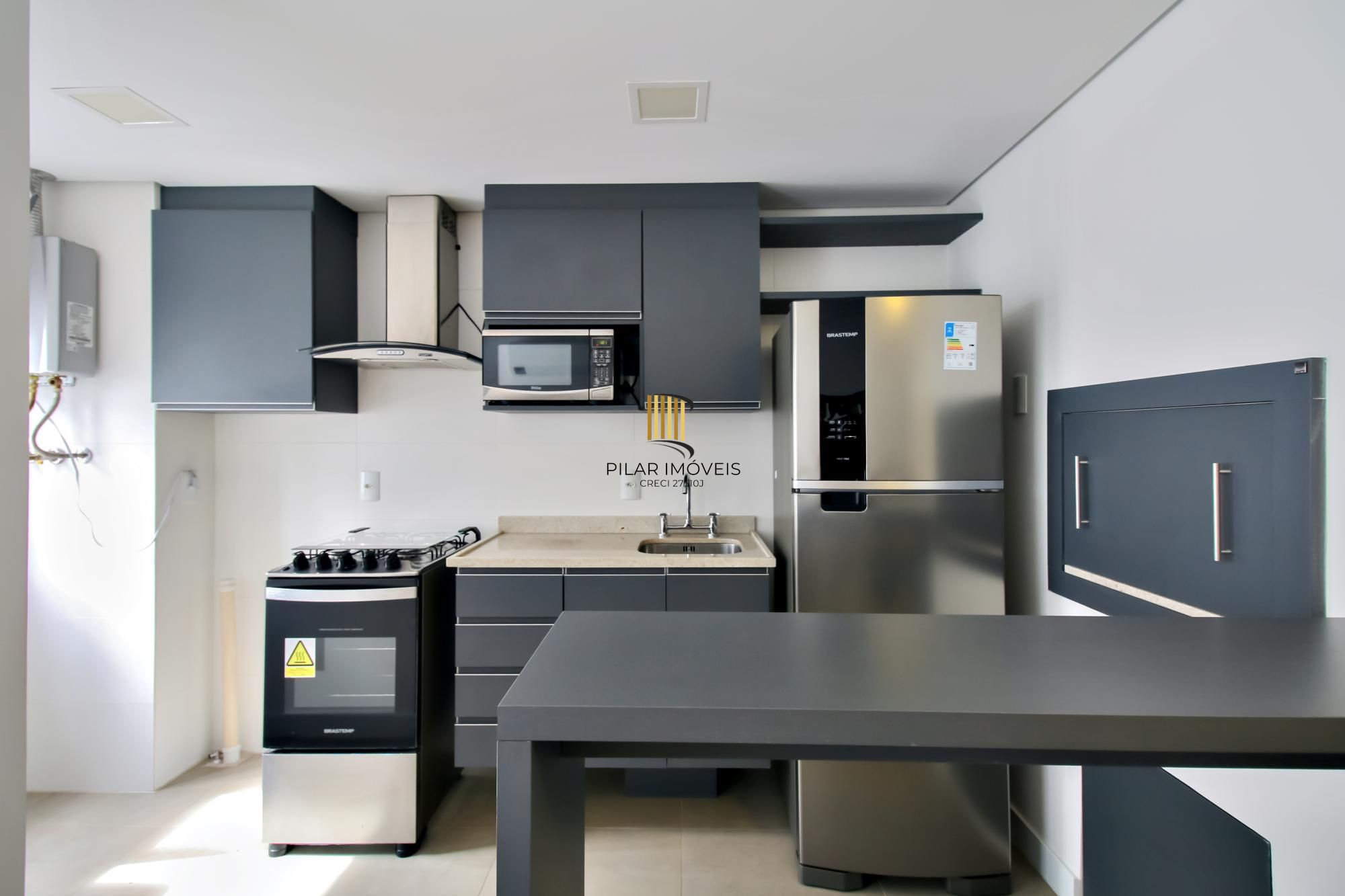 Apartamento decorado de 1 dormitório com vaga no bairro Petrópolis.