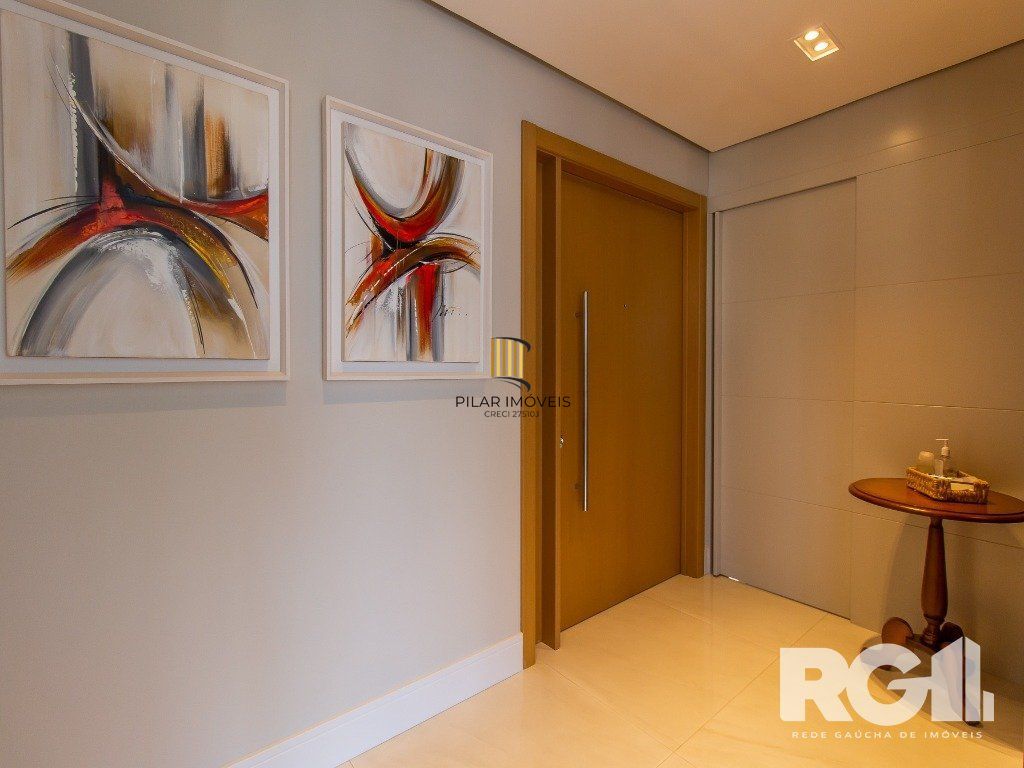Belíssimo apartamento todo decorado por arquiteto. Apartamento com 170 m2, 3 suítes, sendo 1 suíte máster no bairro Petrópolis.
