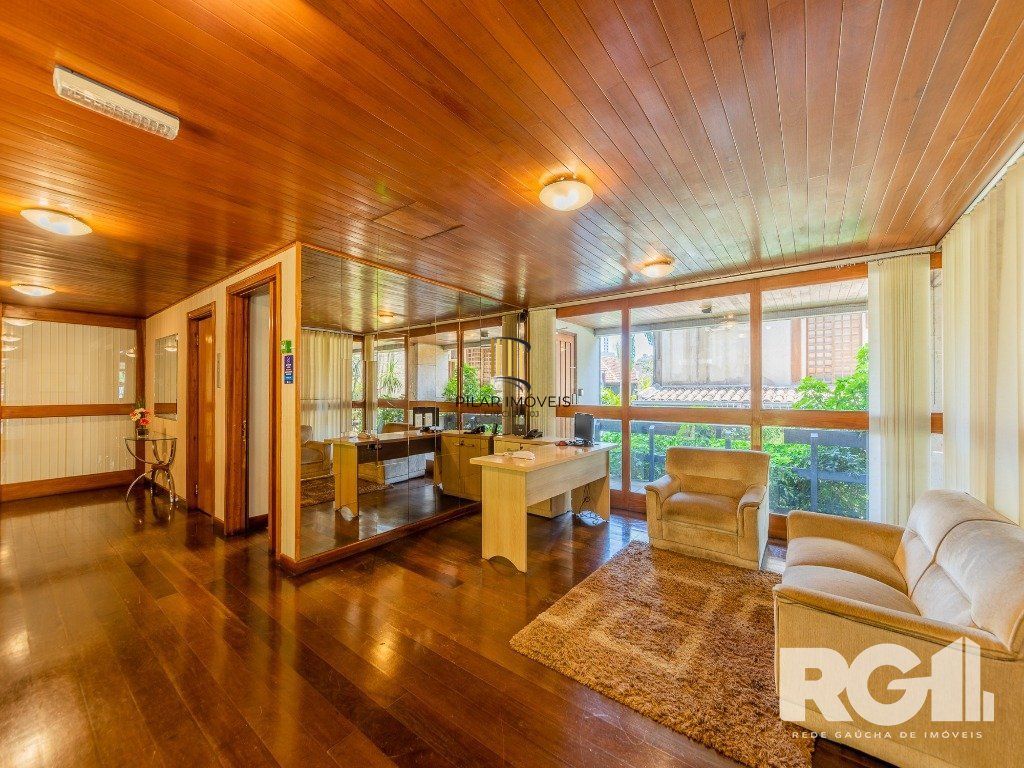 Apartamento clássico no bairro Rio Branco, 3 dormitórios, 1 suíte com closet e 2 vagas.