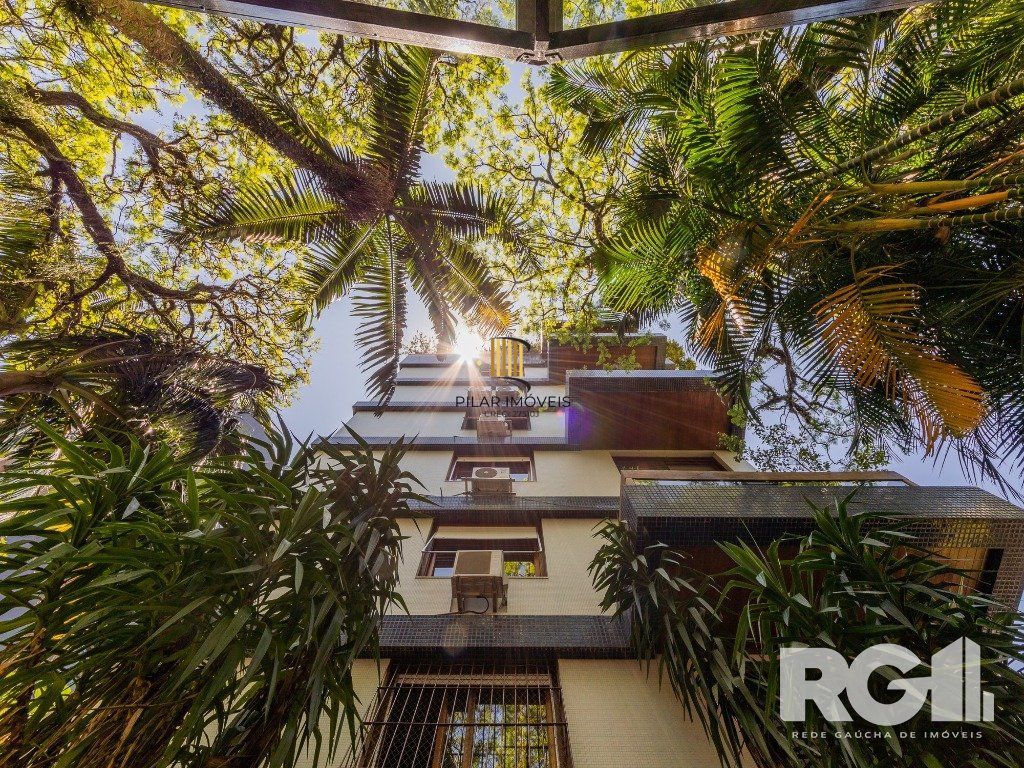 Apartamento clássico no bairro Rio Branco, 3 dormitórios, 1 suíte com closet e 2 vagas.