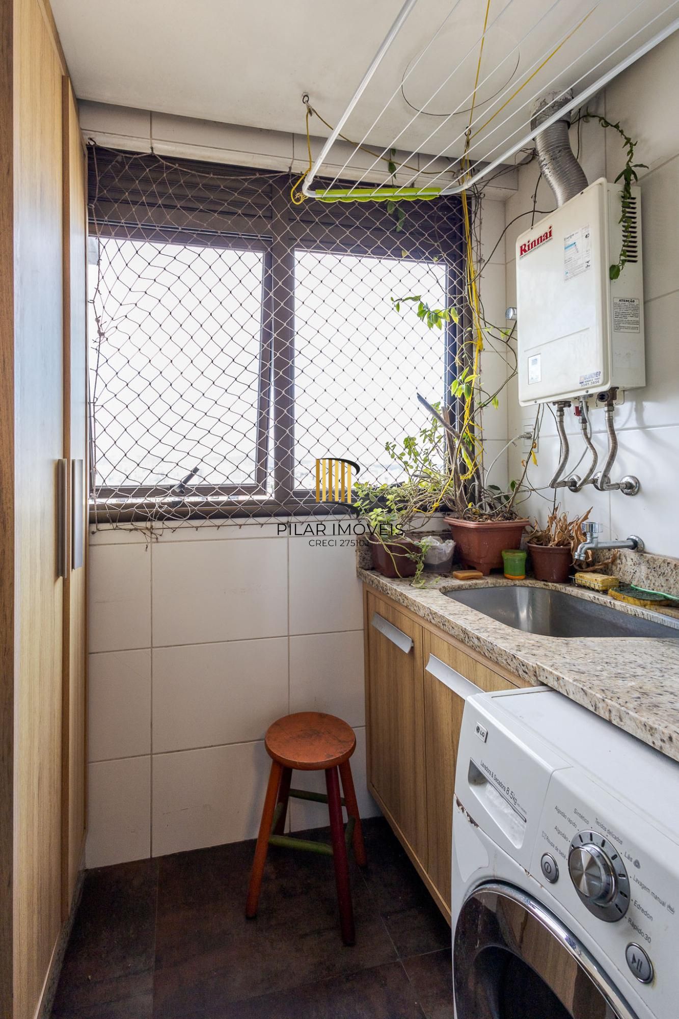 Andar alto, sol e vista definida são ponto forte deste belíssimo apartamento à venda de 3 dorm e 2 vagas indiv. cobertas no Rio Branco