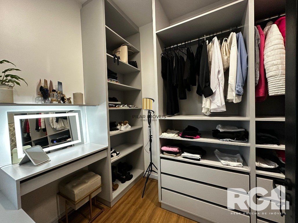 Casa de alto padrão a venda, totalmente mobiliada, com 2 dormitórios, 1 suite e 2 vagas no centro de Nova Santa Rita.