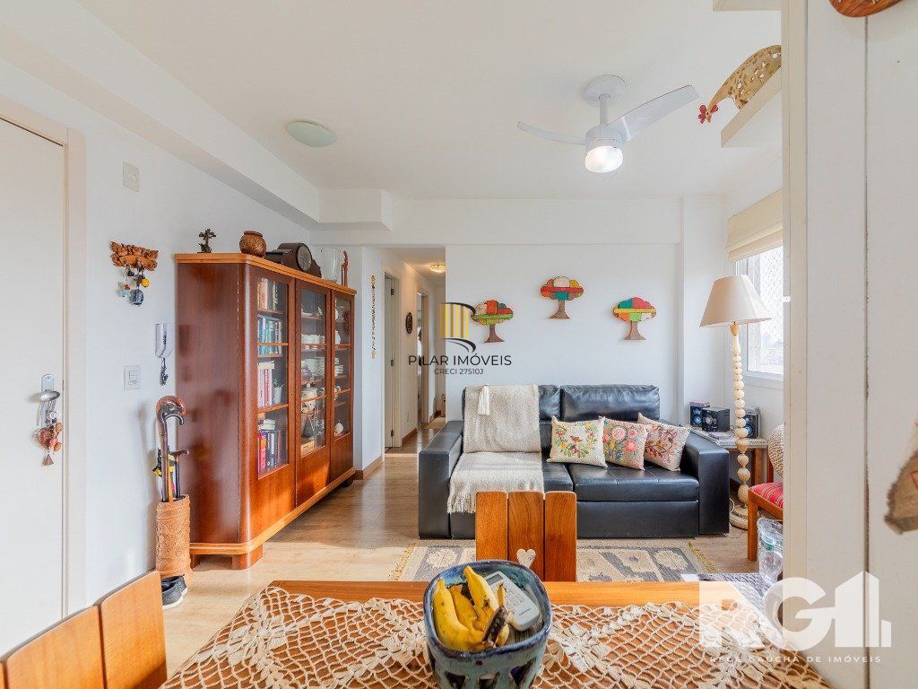 Apartamento de 65 m2 com 3 dormitórios sendo 1 suíte e 1 vaga no bairro Azenha.