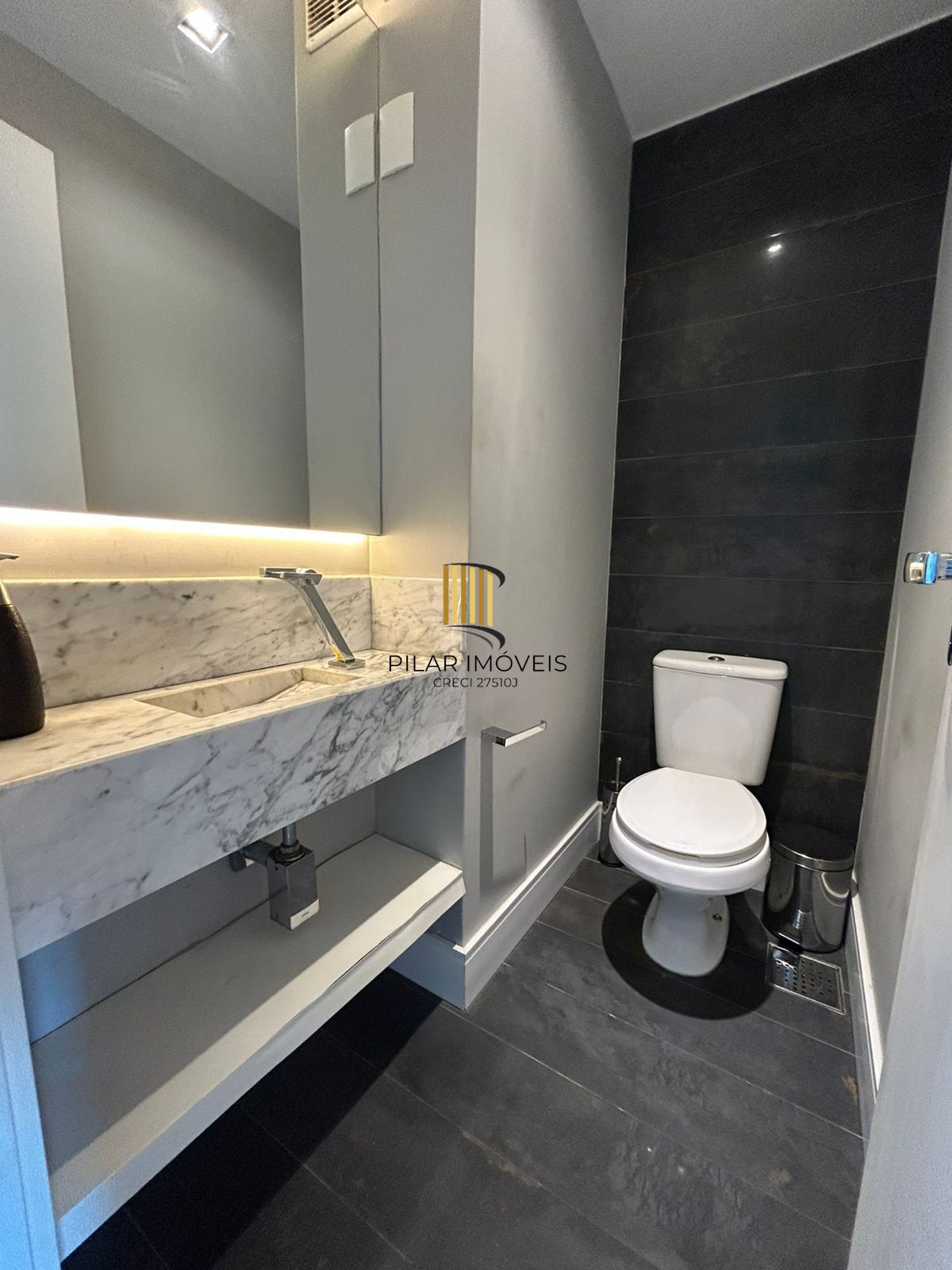 Apartamento duplex a venda, mobiliado e decorado, planta de 57 m2 com 1 dormitório, 2 vagas e 1 depósito.