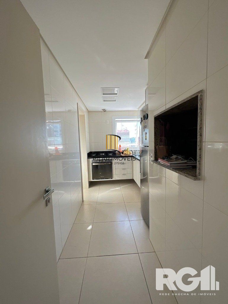 Espetacular apartamento para ALUGAR mobiliado com eletrodomésticos, 3 dormitórios, 2 vagas cobertas, infra completa no coração do Bairro Petrópolis.