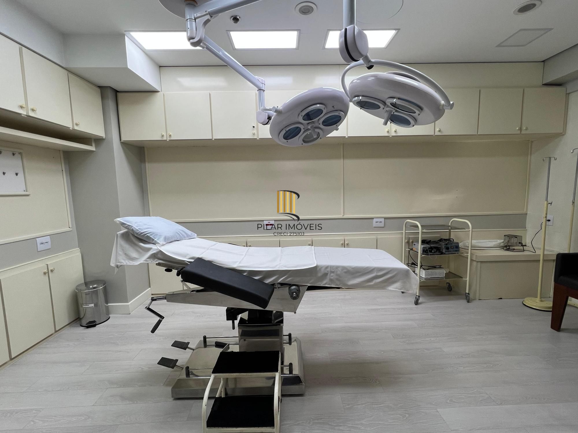 Espetacular Clínica de Cirurgia Médica toda montada à venda na Av. Carlos Gomes em Porto Alegre