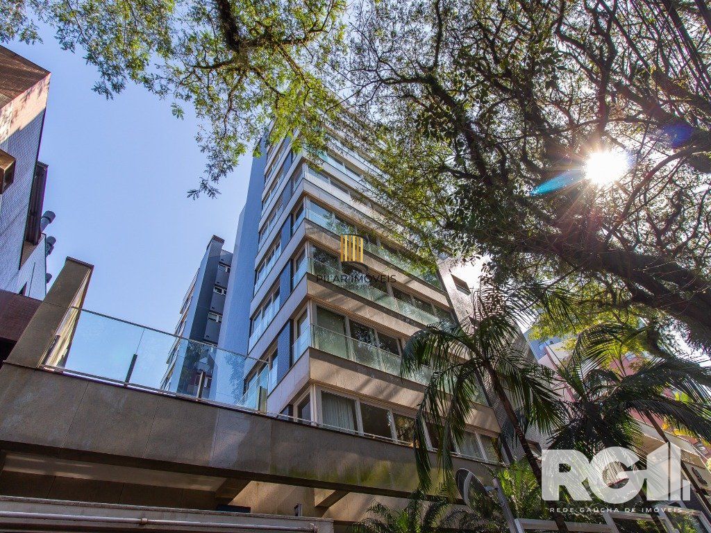 Belíssimo apartamento todo decorado por arquiteto. Apartamento com 170 m2, 3 suítes, sendo 1 suíte máster no bairro Petrópolis.