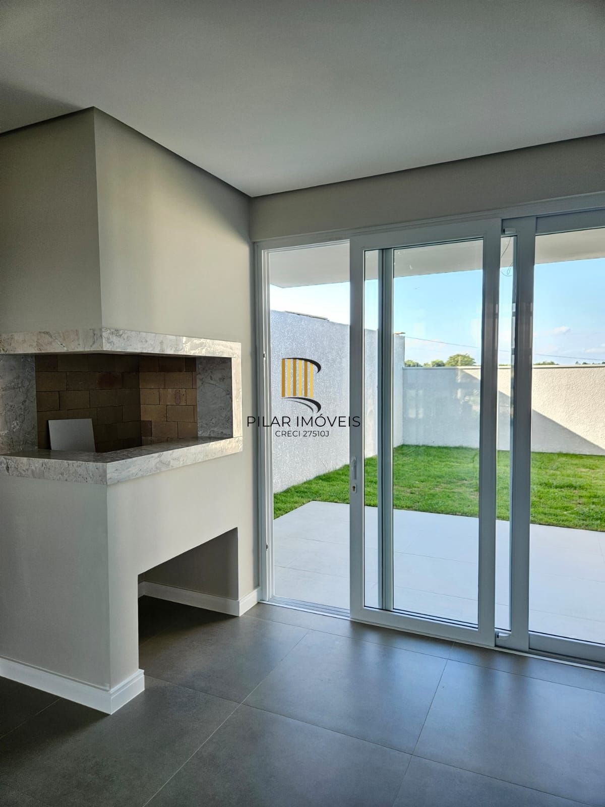 Casa em condomínio fechado com 178 m2 com 3 dormitórios sendo 1 suíte e 4 vagas.