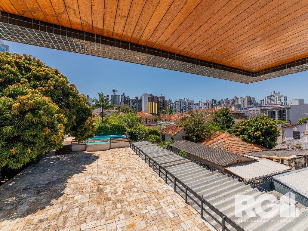 Apartamento clássico no bairro Rio Branco, 3 dormitórios, 1 suíte com closet e 2 vagas.
