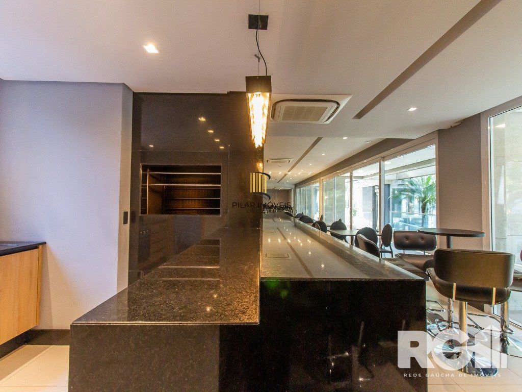 Belíssimo apartamento todo decorado por arquiteto. Apartamento com 170 m2, 3 suítes, sendo 1 suíte máster no bairro Petrópolis.