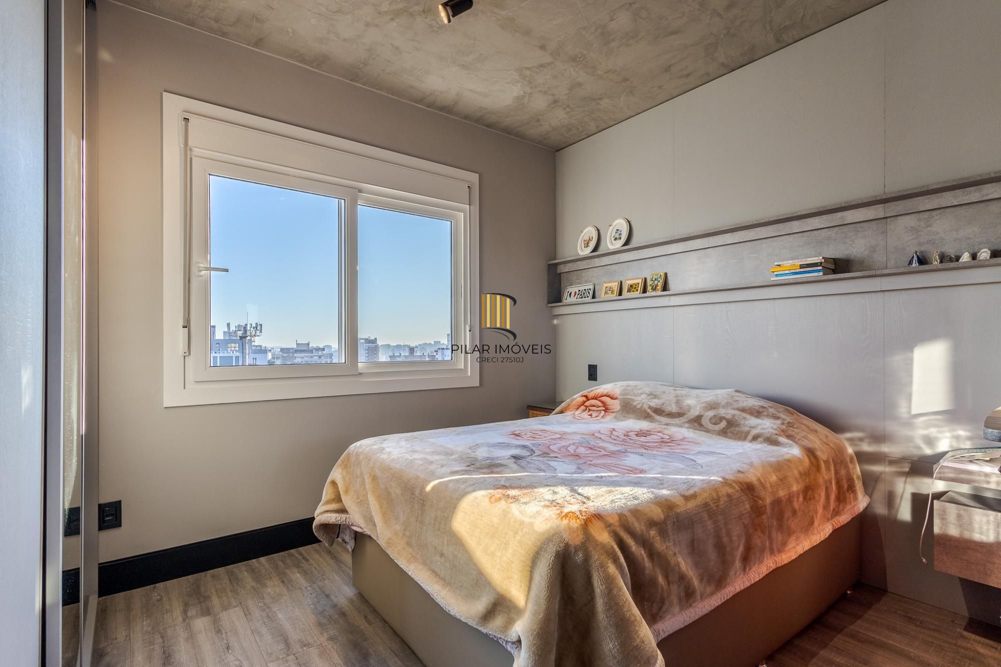 Próximo a Praça da Encol vende-se apartamento mobiliado sendo  2 dormitórios (1 suíte) e 2 vagas no Petrópolis andar alto com vista definida
