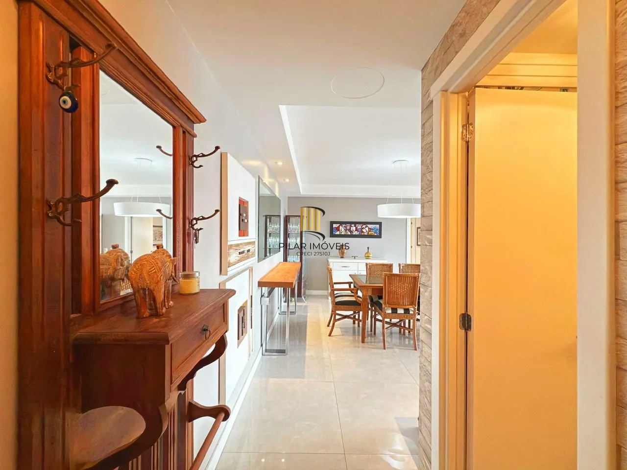 Apartamento de 3 suítes com 3 vagas, 136 m2 próximo ao Shopping Iguatemi.