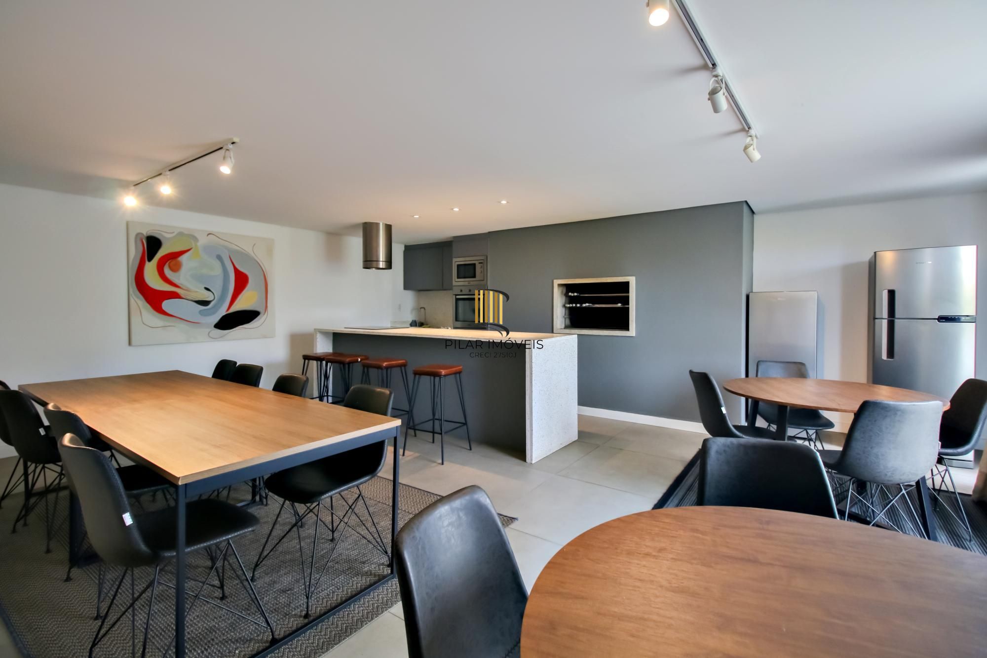 Apartamento decorado de 1 dormitório com vaga no bairro Petrópolis.