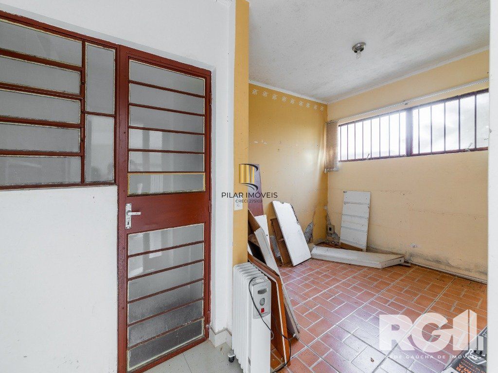 Sobrado com 3 dormitórios, 1suíte e 4 vagas no bairro Chácara das Pedras.