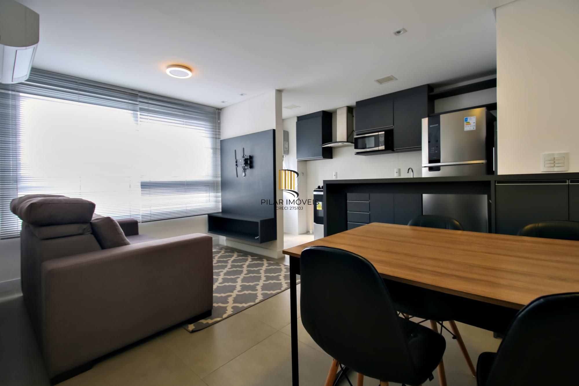 Apartamento decorado de 1 dormitório com vaga no bairro Petrópolis.