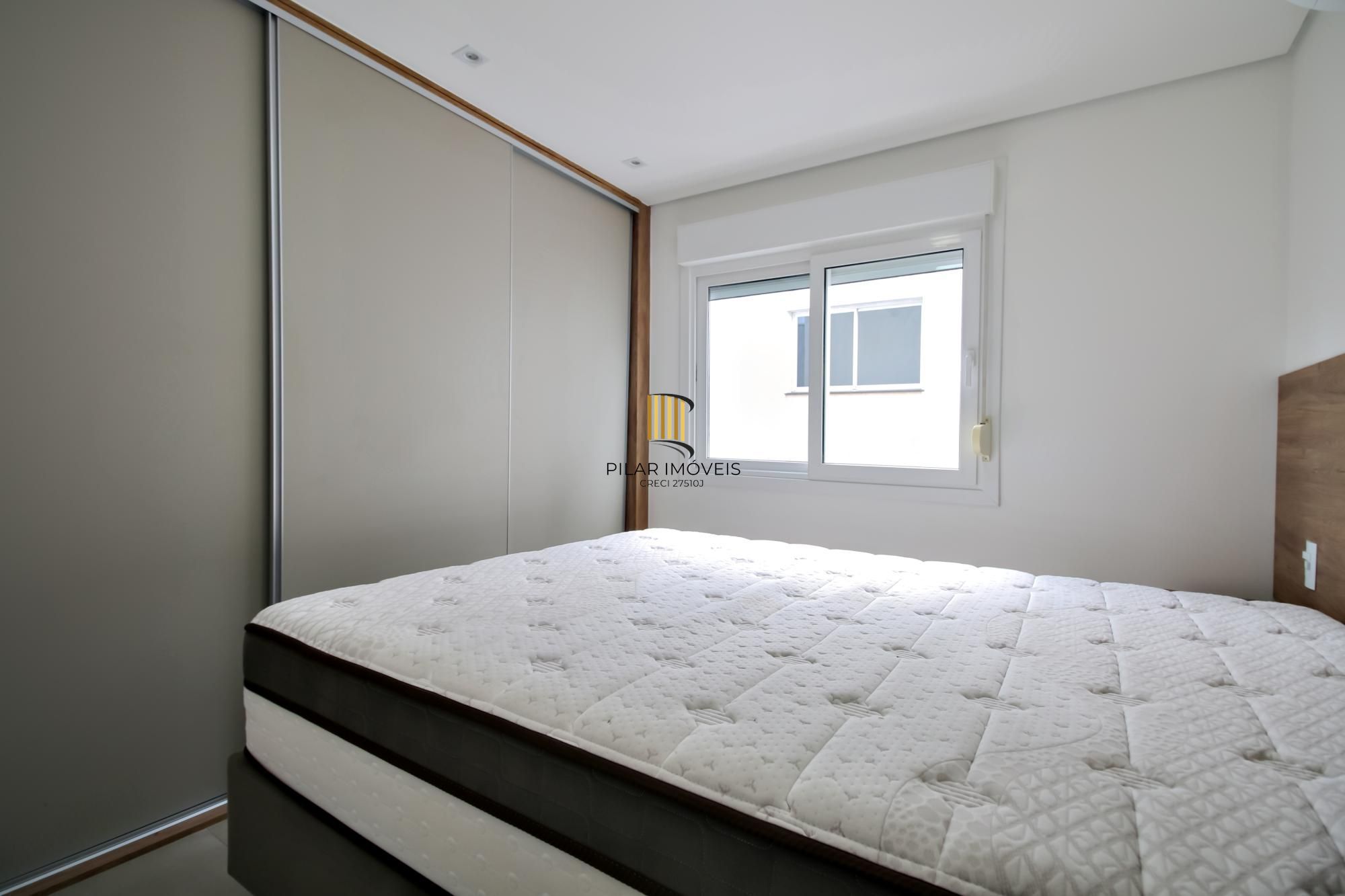 Apartamento decorado de 1 dormitório com vaga no bairro Petrópolis.