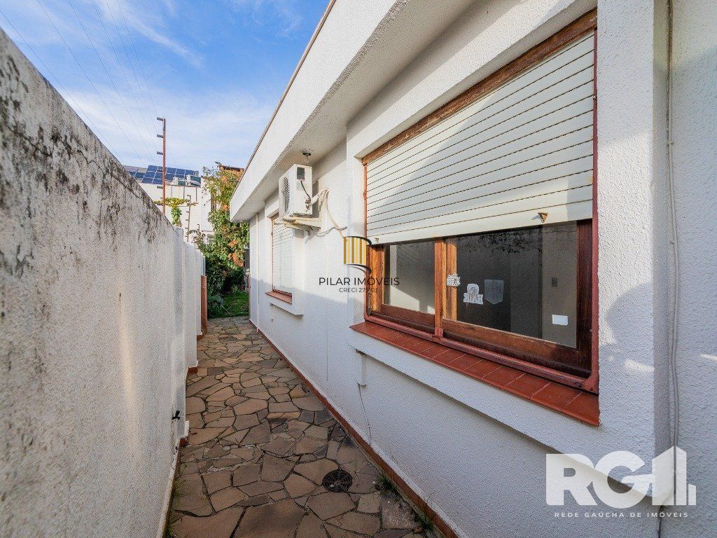 Sobrado com 3 dormitórios, 1suíte e 4 vagas no bairro Chácara das Pedras.