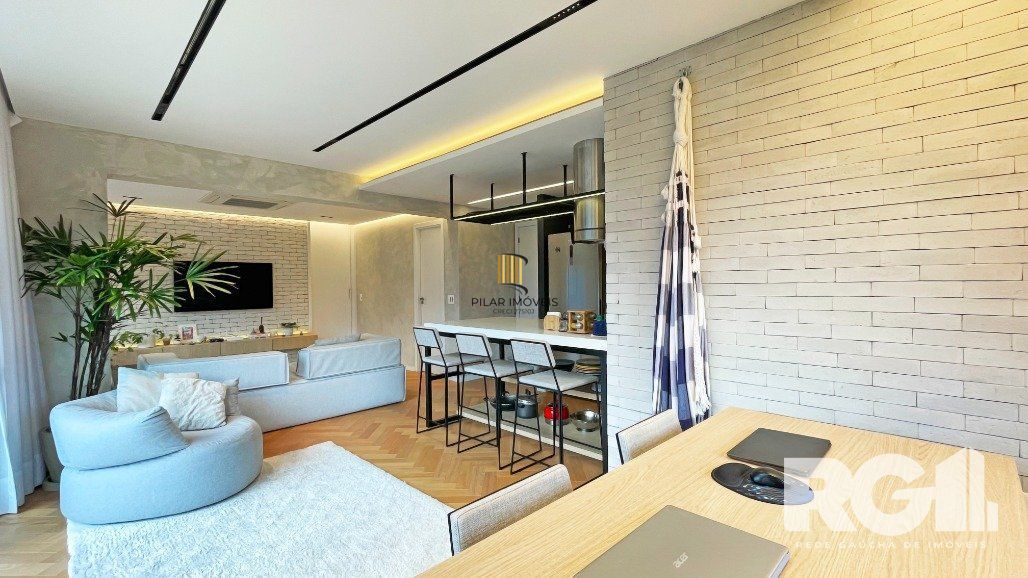 Apartamento de 72 m2 para alugar com 1 suíte, banheiro social com depósito e 2 vagas, finamente mobiliado e decorado.