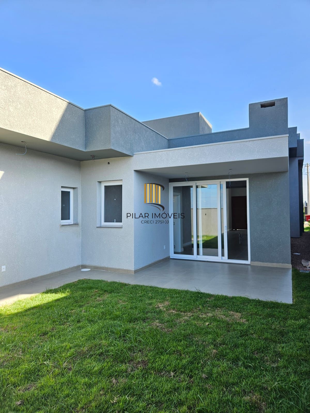 Casa em condomínio fechado com 178 m2 com 3 dormitórios sendo 1 suíte e 4 vagas.
