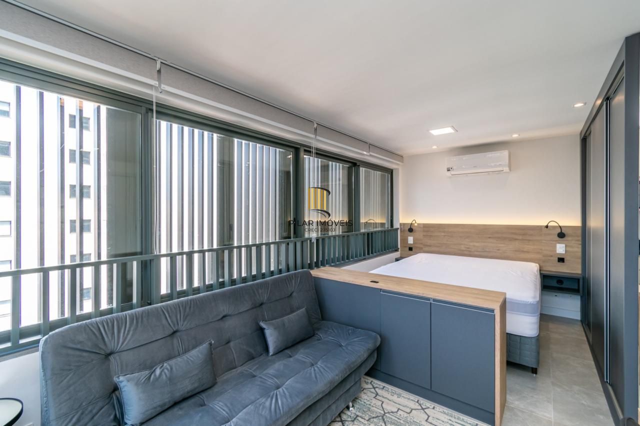 Loft de alto padrão construtivo no bairro Moinhos de Vento, planta de 29,60 m2 privativos com porcelanato, forro em gesso e aberturas em alumínio com vidros duplos.