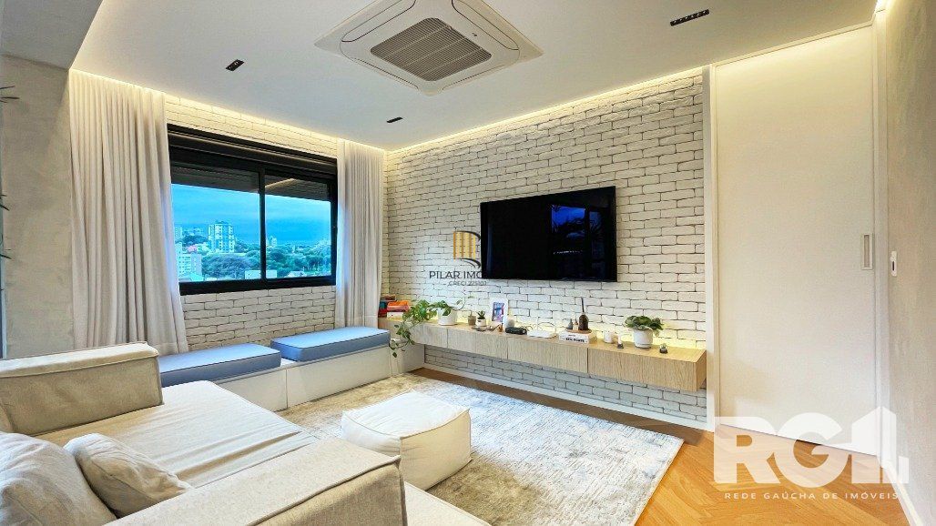 Apartamento de 72 m2 para alugar com 1 suíte, banheiro social com depósito e 2 vagas, finamente mobiliado e decorado.