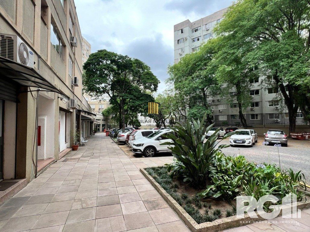 Loja térrea em condomínio de 45 m2 com vaga para alugar no bairro Floresta.