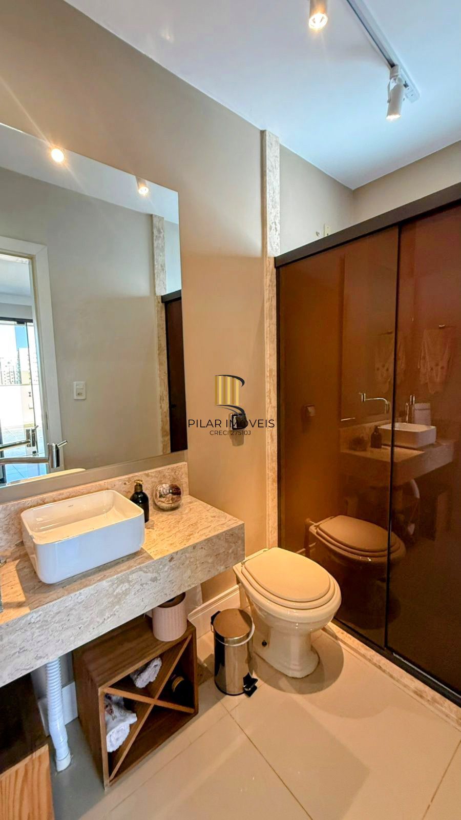 COBERTURA À VENDA c/ 168m2, 3 dormitórios, 1 suíte, 2 vagas de garagem, Passo da Areia, Porto Alegre !!