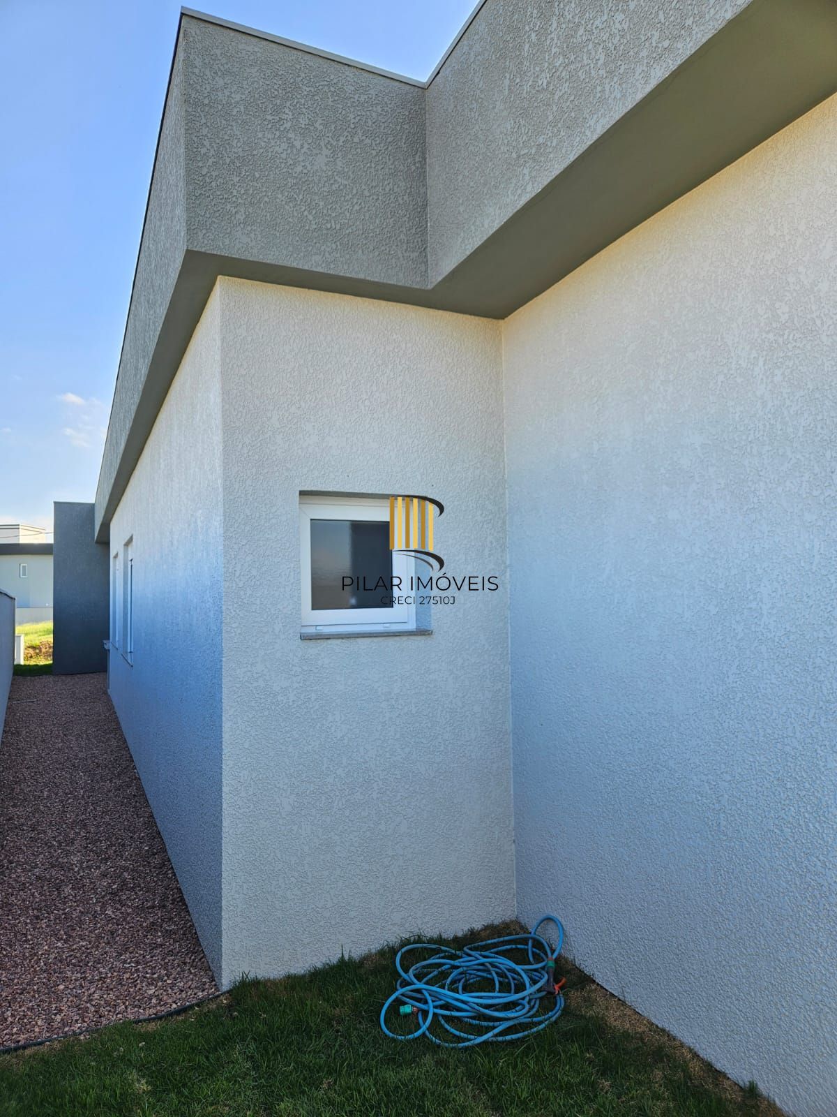 Casa em condomínio fechado com 178 m2 com 3 dormitórios sendo 1 suíte e 4 vagas.