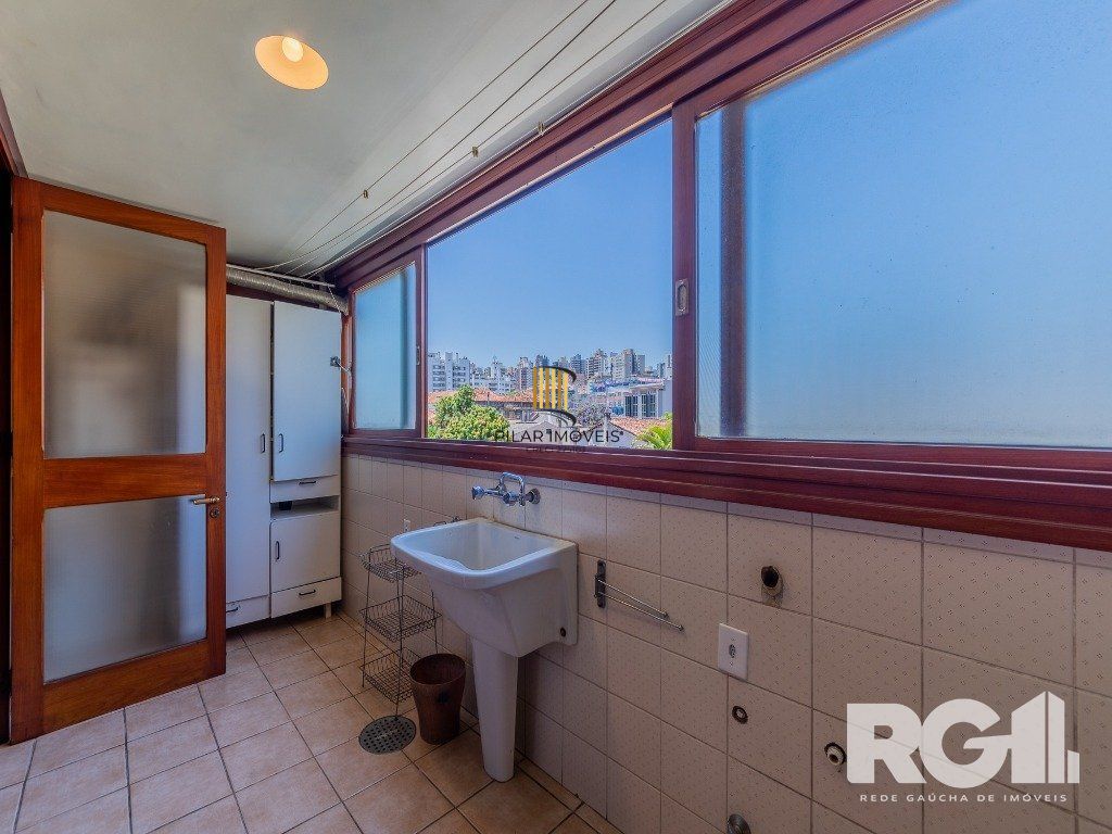 Apartamento clássico no bairro Rio Branco, 3 dormitórios, 1 suíte com closet e 2 vagas.