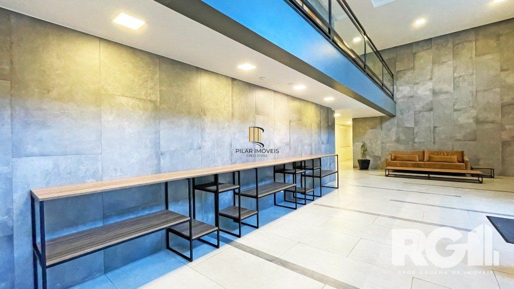 Apartamento de 72 m2 para alugar com 1 suíte, banheiro social com depósito e 2 vagas, finamente mobiliado e decorado.